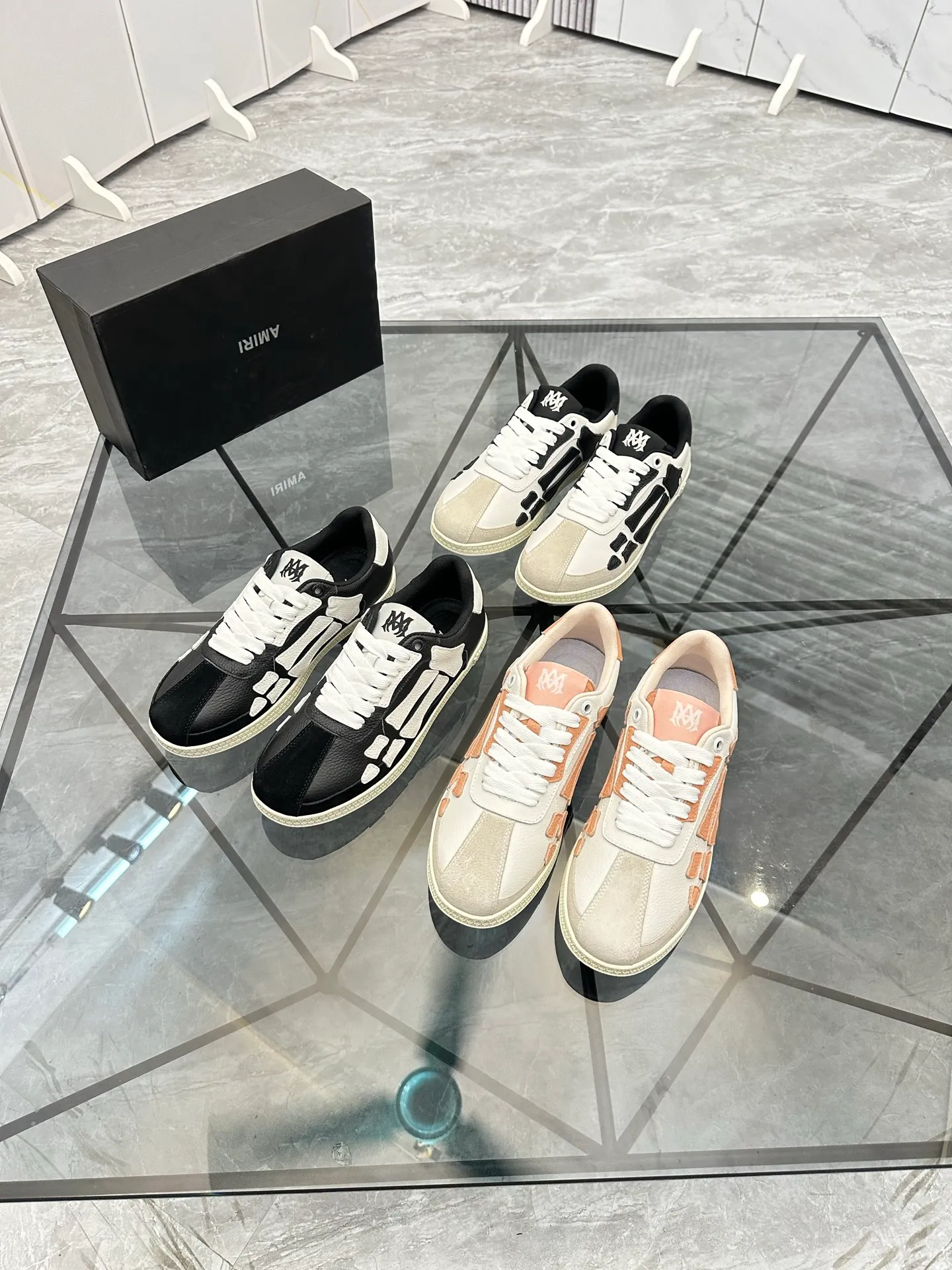 Men's shoes: 💰P420¥ Product trademark: AMIRI* "Amir*" low-top casual shoes Regular size: 38-45 (can be customized to 46) Product material: imported nubuck leather upper, breathable lining, original outsole. Number: 001